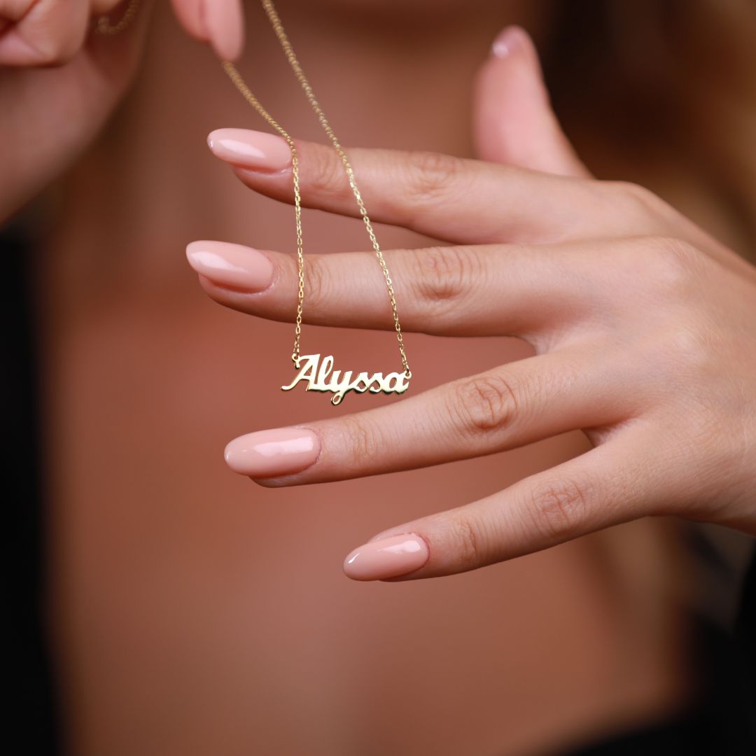 Dainty Nameplate Necklace